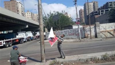 إزالة اللافتات والإعلانات القماشية من وسط الإسكندرية