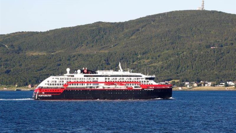 طاقم باخرة سياحية