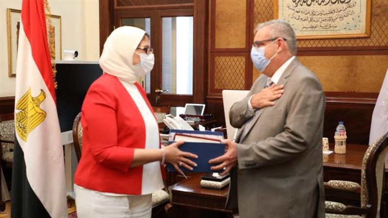وزيرة الصحة تهنئ