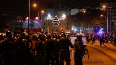 مواجهات عنيفة بين المتظاهرين وقوات مكافحة الشغب بوسط العاصمة اللبنانية
