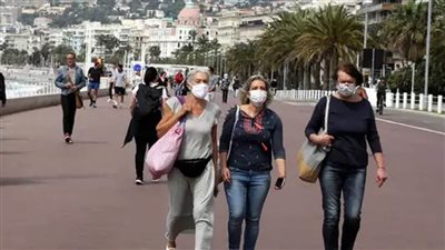 بريطانيا توسع إجراءات ارتداء الأقنعة الطبية داخل الأماكن العامة