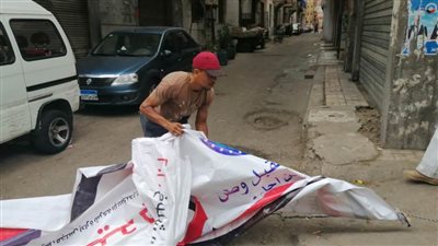 إزالة اللافتات والإعلانات المخالفة بالإسكندرية
