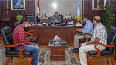 محافظ الإسكندرية يكرم العامل الذي تعرض للاعتداء أثناء فض شاطئ النخيل