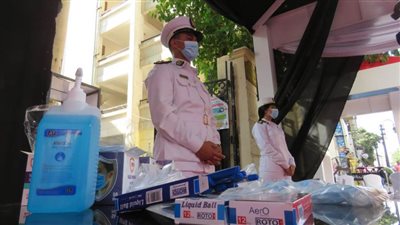 رجال الشرطة يستقبلون الناخبين بالكمامات وتطهير مقار الانتظار في اللجان  