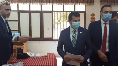 عاجل.. وزيرالشباب والرياضة يدلي بصوته في انتخابات 