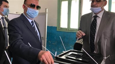 محافظ الإسكندرية يدلي بصوته بمدرسة عمر مكرم الابتدائية