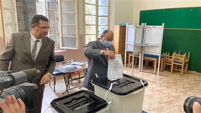 وزير التنمية المحلية يدلي بصوته في انتخابات مجلس الشيوخ بمدرسة الحرية بمصر الجديدة 