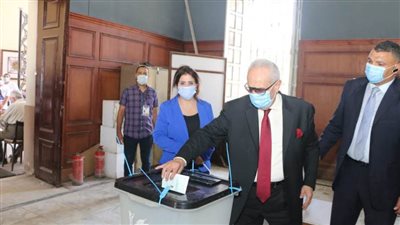 أبو شقة يدلي بصوته في انتخابات 