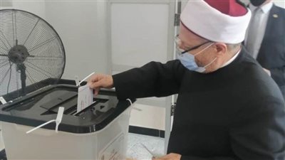 مفتي الجمهورية يدلى بصوته فى انتخابات الشيوخ .. ويدعو الجميع للمشاركة الفعالة