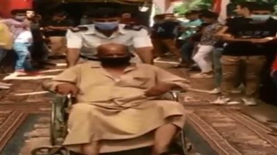 مواطن يدلي بصوته على كرسي متحرك  