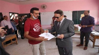 رئيس الأعلى للإعلام يدلي بصوته في انتخابات مجلس الشيوخ بالقاهرة الجديدة