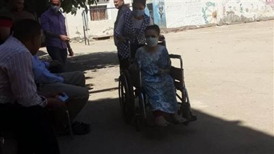 قعيدة تدلي بصوتها في انتخابات الشيوخ بالمنيا... صور 