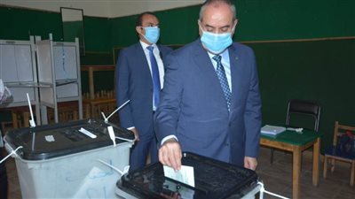 وزير الطيران المدنى يدلي بصوته في انتخابات مجلس الشيوخ