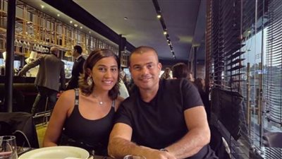 شاهد عمرو دياب يحمل دينا الشربيني على ظهره في كواليس كليبه الجديد