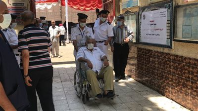 كراسي متحركة وكمامات.. خدمات يقدمها 