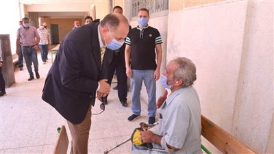 محافظ أسيوط يصطحب مسنا للإدلاء بصوته 