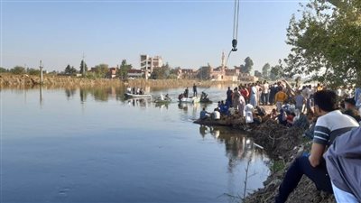 انتشال جثة من المفقودين فى حادث غرق معدية الموت بالبحيرة