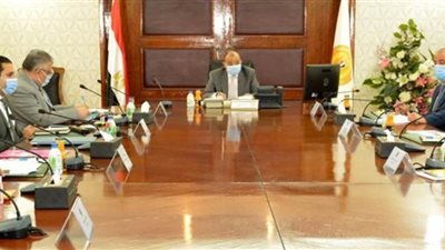وزير التنمية المحلية يرأس الاجتماع الأول للجنة العليا للمحال العامة