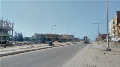 الإسكان: رصف طبقة الأسفلت السطحية للطريق المزدوج الصعيد / البحر الأحمر