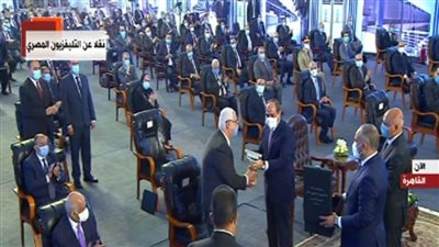 الرئيس السيسي يهدي درعا للمستشار عدلي منصور تقديرا لمجهوداته