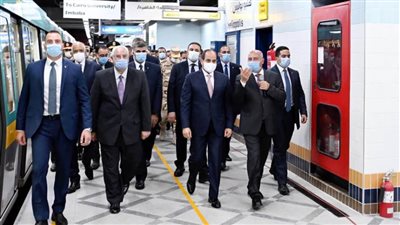الرئيس السيسي ووفد من الوزراء خلال تفقد المرحلة الرابعة من الخط الثالث لمترو الانفاق   