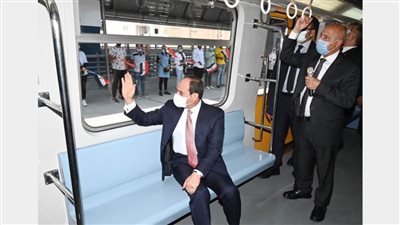 الرئيس السيسي يستقل مترو الأنفاق من محطة عدلي منصور التبادلية 