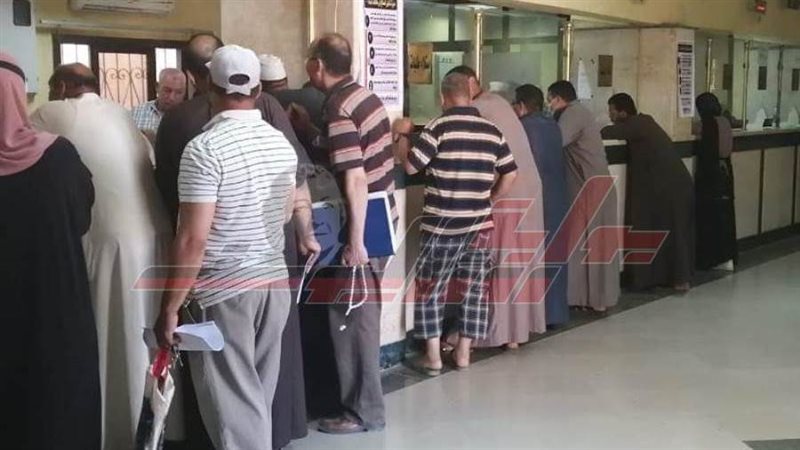 مواطنون يتقدمون بطلبات