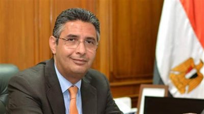 عاجل| رئيس البريد يطمئن على سائق مصاب في الهجوم على سيارة نقل الأموال بالقليوبية