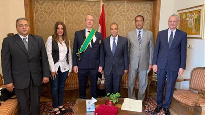 وزارة الخارجية تقلد السفير المجري بالقاهرة وسام الجمهورية من الطبقة الأولى