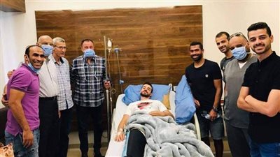 الخطيب وأحمد فتحي يؤازران لاعب الأهلي بعد عملية الصليبي