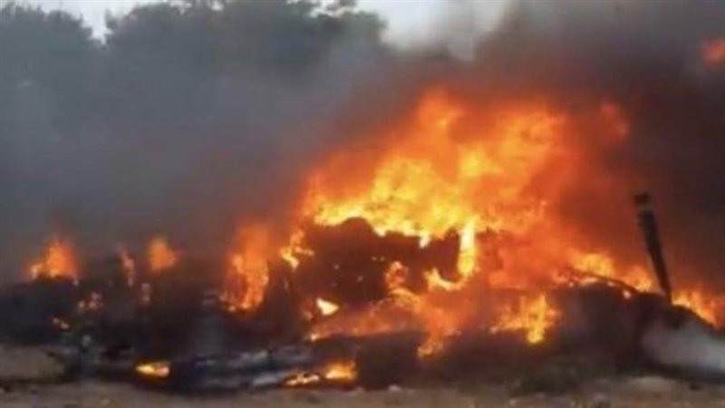 النار مشتعلة في الطائرة