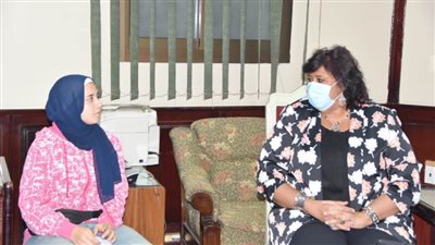 وزيرة الثقافة تستقبل الطالبة هبة بائعة التين