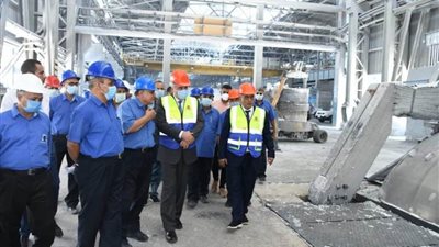 محافظ قنا يتفقد خطوط إنتاج مجمع مصانع الألومنيوم
