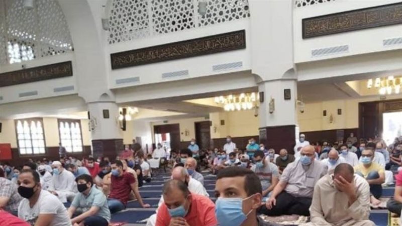 المصلون يستمعون إلي