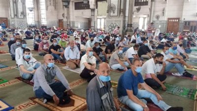 بالصور.. المساجد عامرة في صلاة الجمعة والتزام بالإجراءات الوقائية