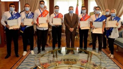 رئيس هيئة قناة السويس يكرم أوائل الثانوية العامة 