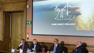 العناني يتفقد معرض ملوك الشمس بالتشيك