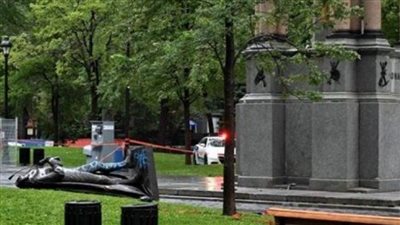 متظاهرون يسقطون تمثال أول رئيس وزراء لكندا في مونتريال