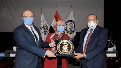 تكريم عميدة علوم بني سويف لفوزها في انتخابات 