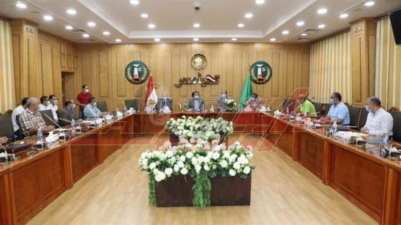 محافظ المنوفية يجتمع
