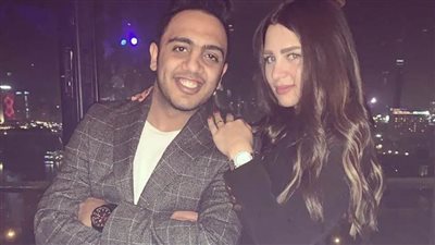 أوس أوس يرد على انتقادات صورته مع زوجته