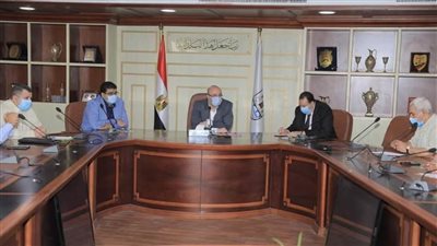 محافظ بني سويف يبحث حلول مشكلات مياه الشرب والصرف الصحي