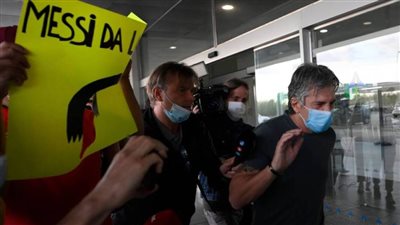 الأمور تتعقد.. والد «ميسي» يصل كتالونيا لحسم أزمة نجله مع برشلونة
