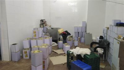 ضبط معمل ألبان خلال حملة لإزالة عقار مخالف بالمنيا