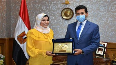 وزير الشباب يُكرم الطالبة آية طه حسين