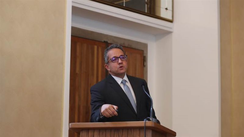 العناني أثناء إلقاء