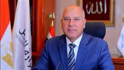 عاجل| وزير النقل يتابع استئناف حركة شاحنات 