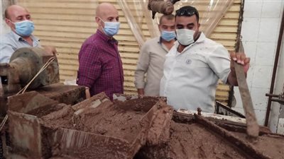  مدير صحة الشرقية يداهم مصانع الأغذية المخالفة بالعاشر من رمضان