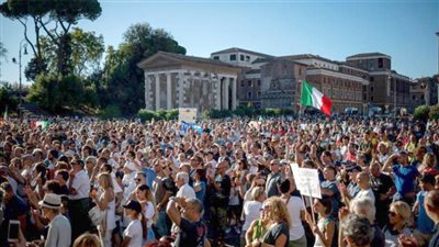  ويتظاهرون ضد الكمامة واللقاح