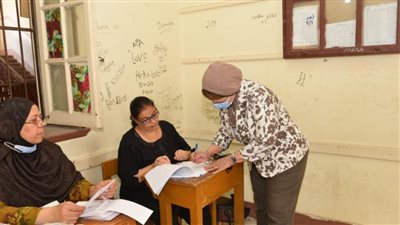 نائب رئيس جامعة أسيوط تدلي بصوتها في جولة الإعادة لانتخابات مجلس الشيوخ